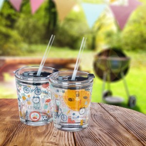 4er Set Glasbecher mit Sportmotiven, Deckel und Strohhalm (350ml) für Smoothies, Säfte und mehr.