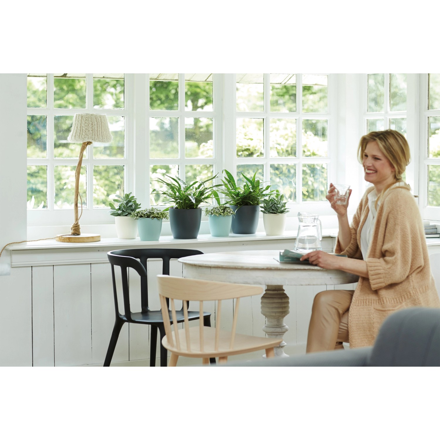 Szene mit Elho Blumentöpfen Brussels in verschiedenen Farben auf einem Fensterbrett.