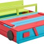 Farbenfroher SwingKing Sandkasten in Autoform mit integrierter Abdeckung/Sitzbank.
