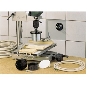 LUX HM-Bohrkrone 73 mm im Einsatz mit Bohrmaschine und Zubehör für Elektroinstallation.