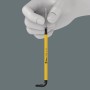 Wera Winkelschlüssel Torx TX 25 HF mit Schraube in Hand, gelb/schwarz, aus Schraubendreher-Kategorie.