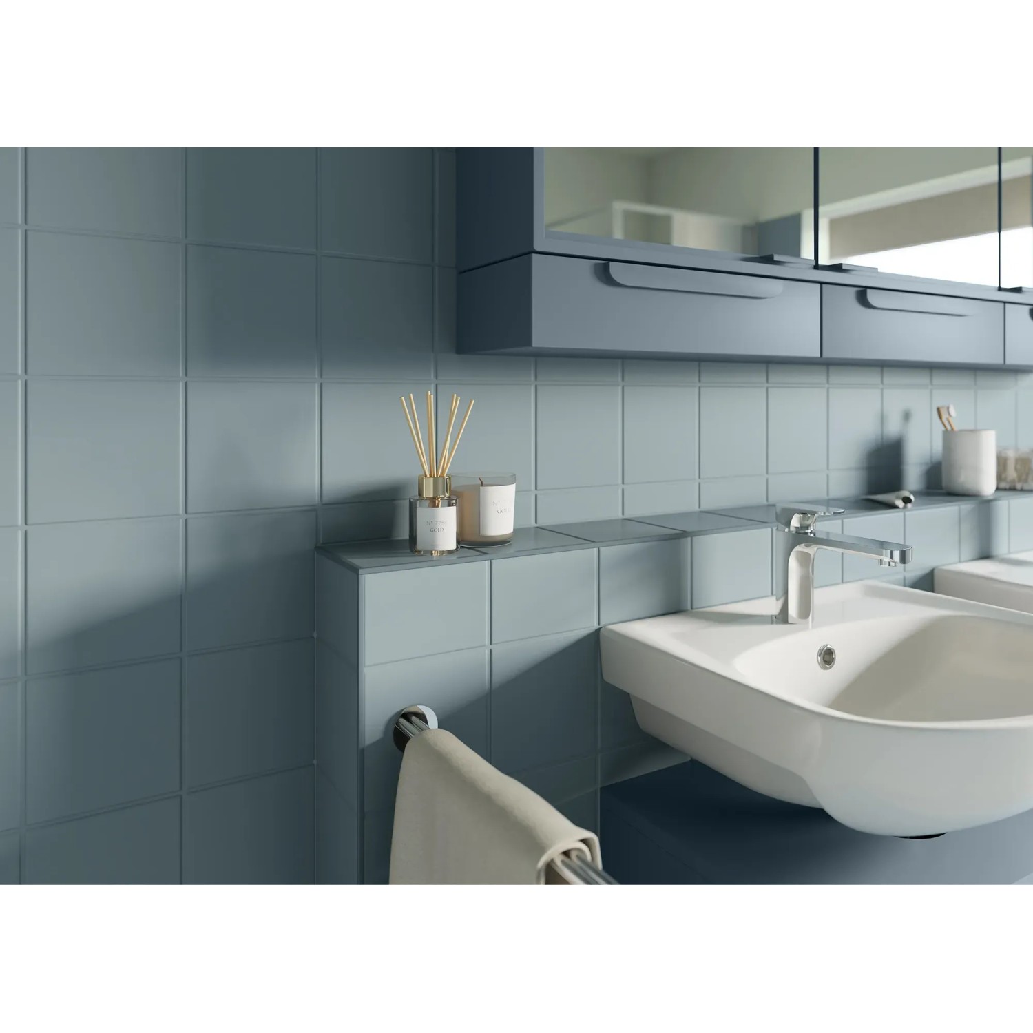 Badezimmer mit Fliesen in Nordsee-Blau, behandelt mit Alpina Fliesen-Lack Bad & Küche.