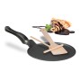 Schwarze Aluminium Crêpepfanne mit Teigverteiler, Pfannenwender und fertigem Crêpe mit Schokosauce. Töpfe & Pfannen.