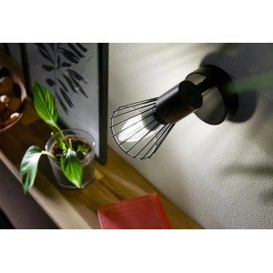 Schwarze Wandleuchte mit E14 LED-Leuchtmittel in Käfigoptik, warmweißes Licht.