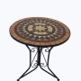 Bistro-Tisch aus dem 3-teiligen Garden Pleasure Pular Set mit Mosaikmuster in Braun- und Schwarztönen.
