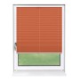 Orangefarbenes Plissee 90x210 cm im Fenster, blickdicht und ohne Bohren montiert.