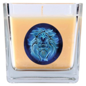 Duftkerze Löwe im Glas, Vanille, 50h Brenndauer. Stumpenkerze mit Sternzeichen-Motiv.