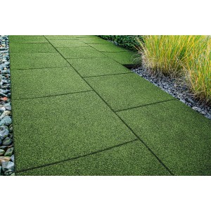 Grüne Terrasoft Fallschutzplatten (1 m²) auf einem Gartenweg verlegt.
