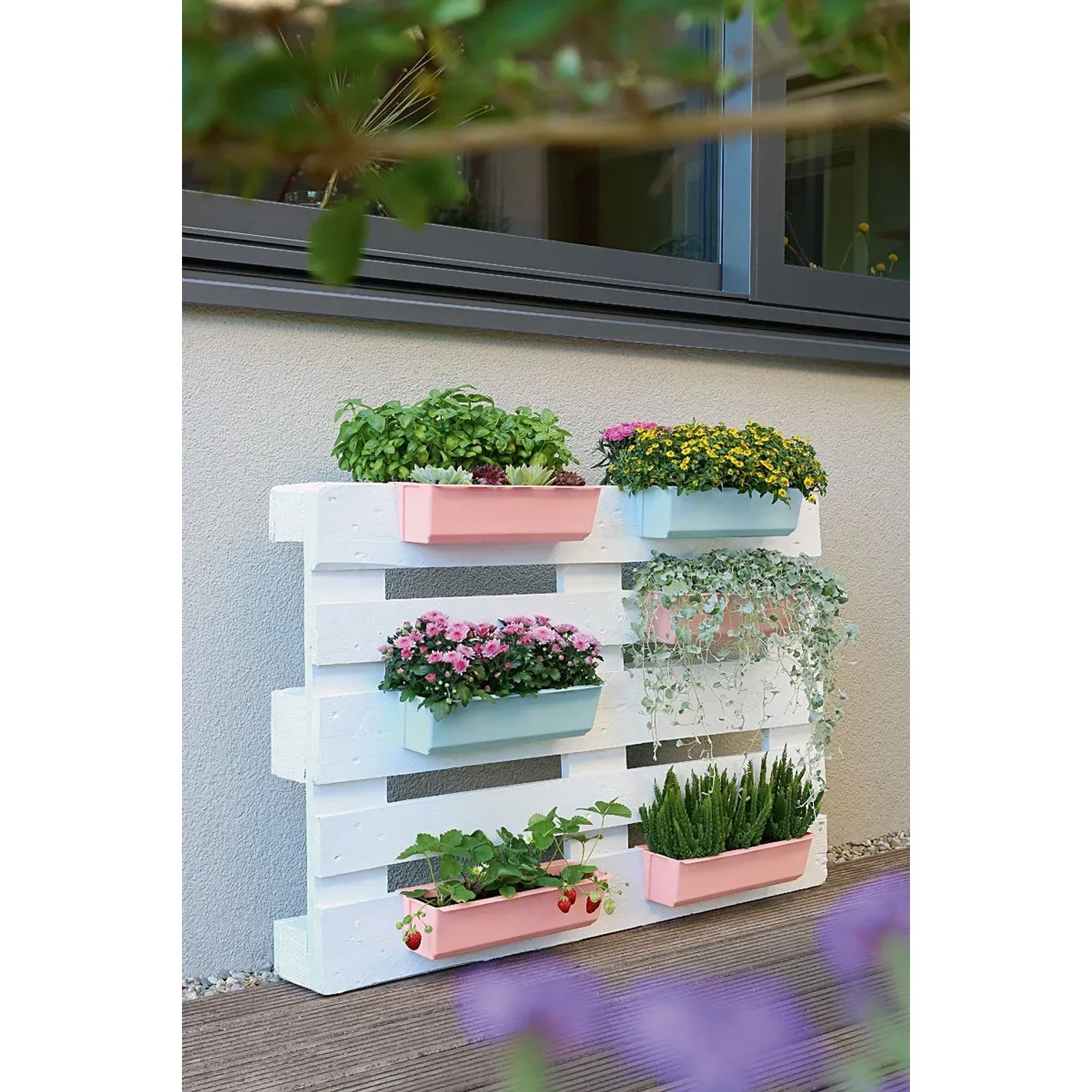 Geli Pflanzgefäße Zartblau an Europalette mit Bepflanzung: Kräuter, Blumen, Erdbeeren.