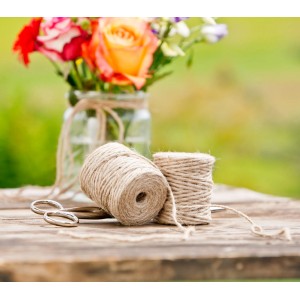 Zwei Rollen Jute-Schnur (Ø 4 mm, 50 m) auf Holz, Blumenvase im Hintergrund.