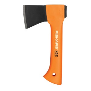 Fiskars X5 XXS Freizeit- und Handbeil mit orangefarbenem Griff und schwarzem Axtkopf.