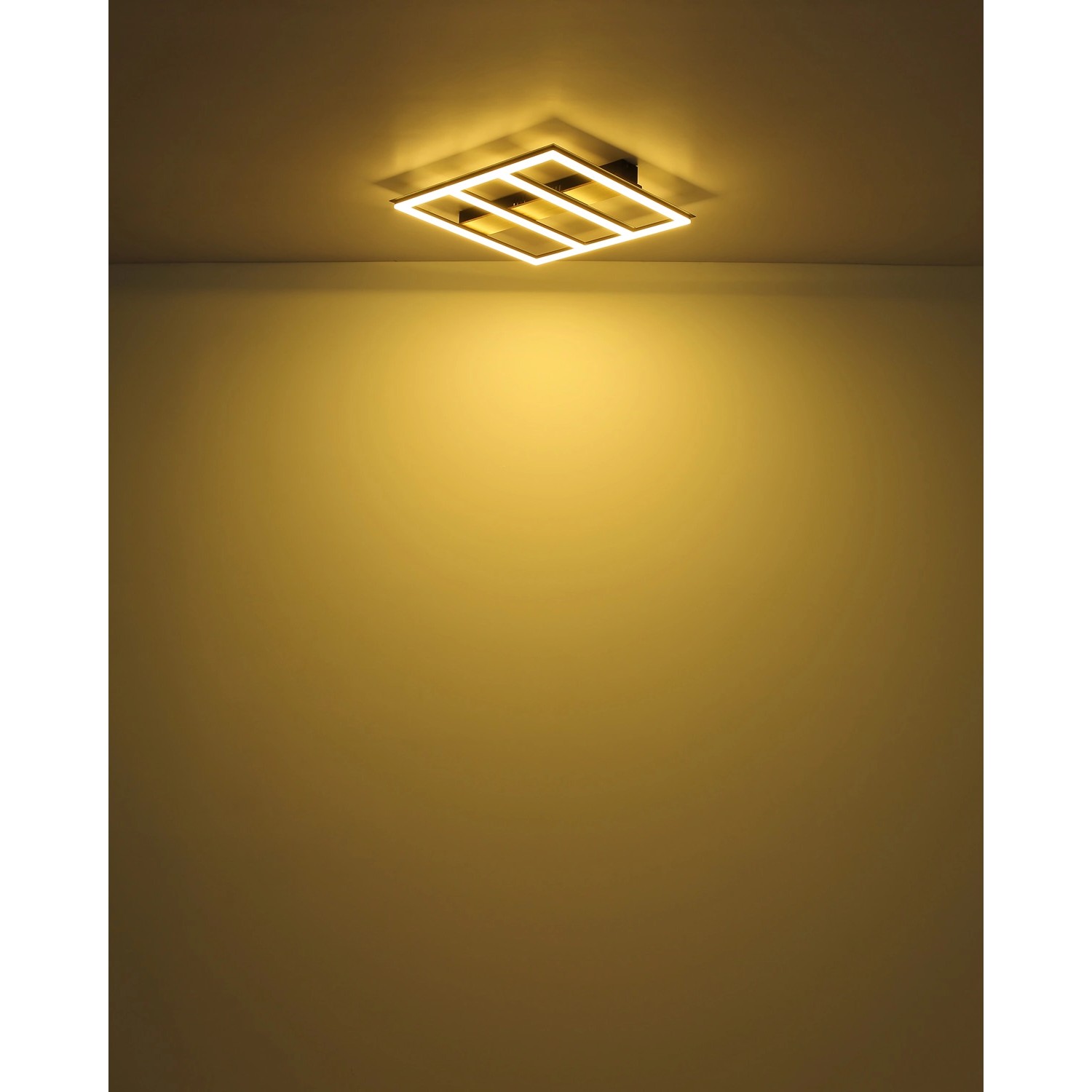 Schwarze, quadratische Globo LED-Deckenleuchte Froomy, 60x60 cm, an der Decke montiert.