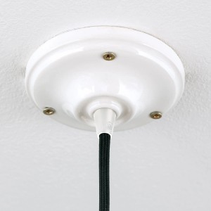Weißer Orion Lightstyle Keramik Baldachin (Ø 105mm) an der Decke montiert.