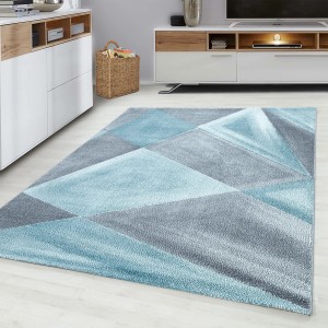 Blauer Kurzflorteppich Ayyildiz Beta 1130 (160x230 cm) mit geometrischem Muster im Wohnzimmer.
