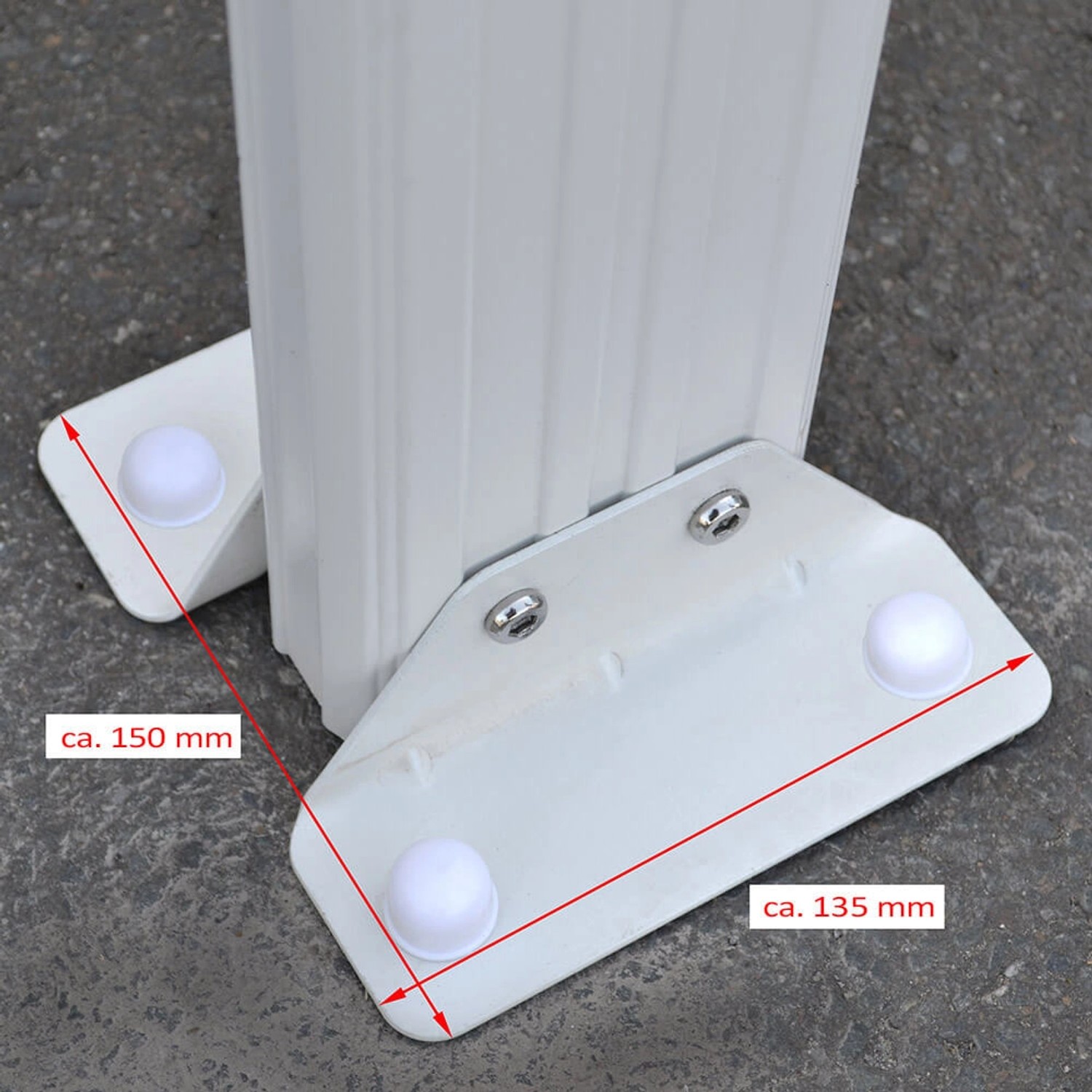 Detailaufnahme: Weißer Pfostenfuß der Home Deluxe Terrassenüberdachung Solis aus Aluminium.