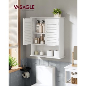 Weißer Songmics Badezimmerschrank Saggio mit Lamellentüren und offenem Fach an Badezimmerwand.