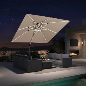 Beiger rechteckiger PURPLE LEAF Ampelschirm mit Solar-LED-Beleuchtung über Outdoor-Lounge bei Nacht.
