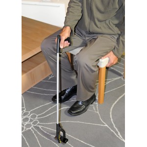 Fackelmann Greifhilfe (76 cm, Schwarz/Silber) im Einsatz, um Gegenstand vom Boden aufzuheben.