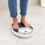 Füße auf medisana PSD mechanischer Personenwaage mit analoger Anzeige. Weiße Badezimmerwaage mit schwarzer Trittfläche für präzises Wiegen.
