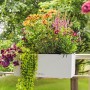 Lechuza Balconera Stone 50 Quarzweiß, bepflanzter Blumenkasten mit Bewässerungssystem auf Balkon.
