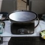 Campingaz 360° Tisch-Grill CV Anthrazit auf Tisch mit Speisen.