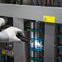 Anwendung des Bosch Professional Spannungsprüfers GVD 1000-17 an einer elektrischen Anlage.