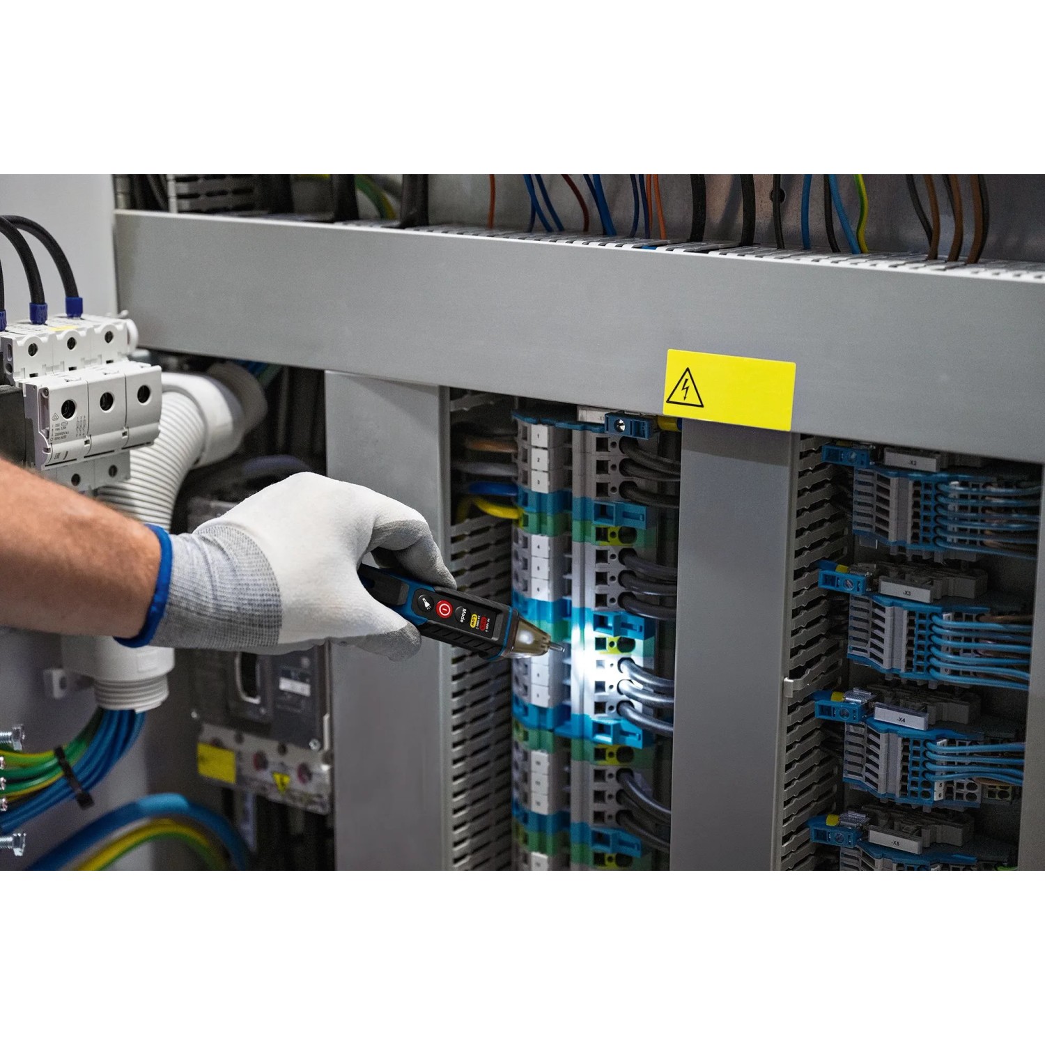 Anwendung des Bosch Professional Spannungsprüfers GVD 1000-17 an einer elektrischen Anlage.