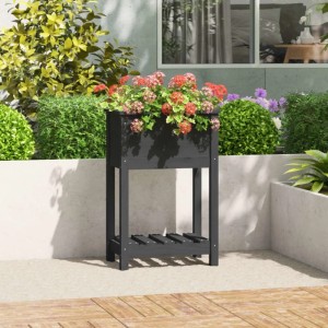 Grauer Pflanzkübel aus massivem Kiefernholz mit bunten Blumen und unterer Ablage. Ideal für Balkon & Terrasse.