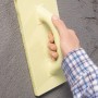 LUX Reibebrett Kunststoff (140x280mm) in Anwendung zum Glätten von Putz.