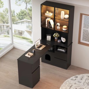 Schwarzer Eckschreibtisch mit LED-Vitrine, Regal, Haustierfach und Stauraum für Homeoffice. Modernes Design.