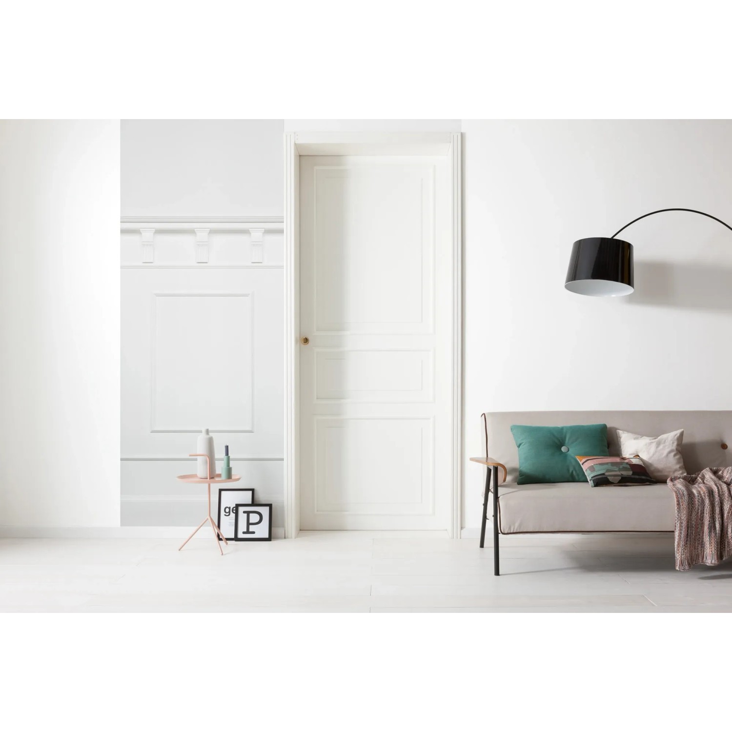 Komar Vlies Fototapete Panel Pure, 100x250 cm, im Wohnraum mit Tür und Sofa.