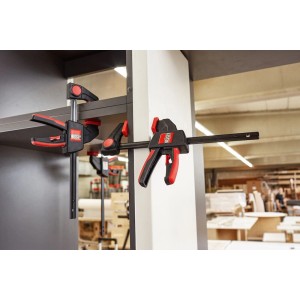 Bessey Einhandzwinge EZM 150/60 im Einsatz, Spannwerkzeug mit rotem Griff.