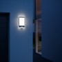 Moderne Steinel LED-Außenwandleuchte L 240 S Edelstahl mit Bewegungsmelder an Hauswand.