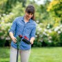 Frau wechselt Spule am Bosch Akku-Rasentrimmer EasyGrassCut 18V-230 im Garten.