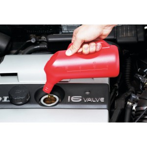 Rote LUX Messkanne (1000 ml) beim Einfüllen von Öl in einen Motor.
