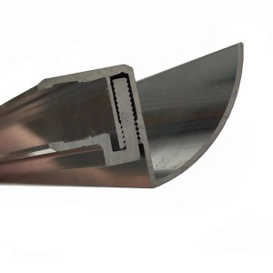 Detailaufnahme: Silberne Regenrinne (200 cm) für Glasvordächer, Profilansicht.