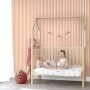 Kinderzimmer mit ESTAhome Streifen Tapete in Orange und Rosa, Bett und spielenden Kindern.
