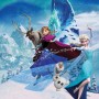 Komar Vlies Fototapete Frozen Elsas Magic mit Elsa, Anna, Olaf und Sven vor Eispalast.