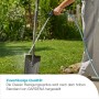 Gardena Reinigungsspritze Classic in Aktion: Eine Person reinigt eine Schaufel mit der Gartenspritze.