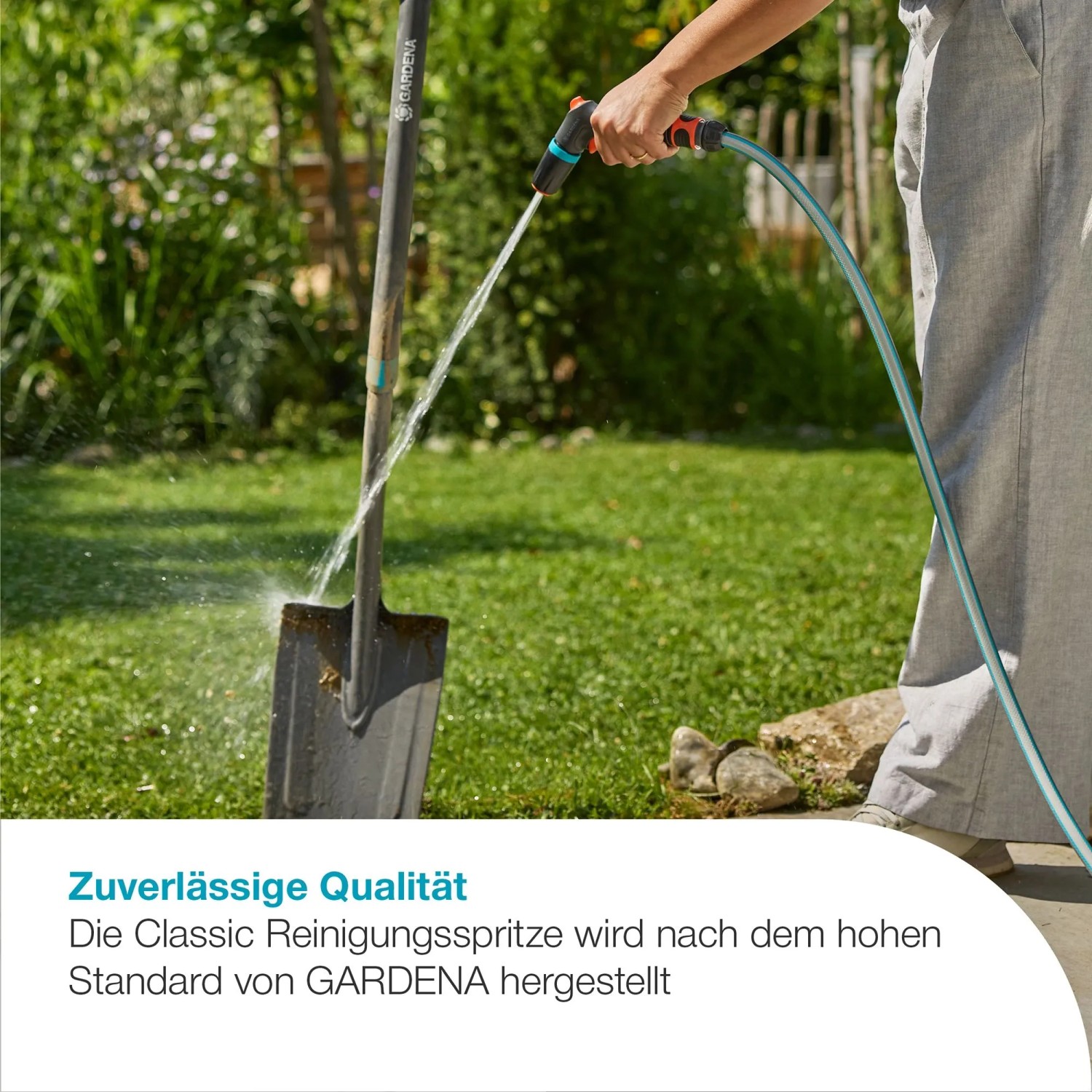 Gardena Reinigungsspritze Classic in Aktion: Eine Person reinigt eine Schaufel mit der Gartenspritze.