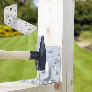 Feuerverzinkter SOTECH Winkelverbinder 90 Grad mit Sicke, an Holzpfosten montiert. Robuster Holzverbinder.