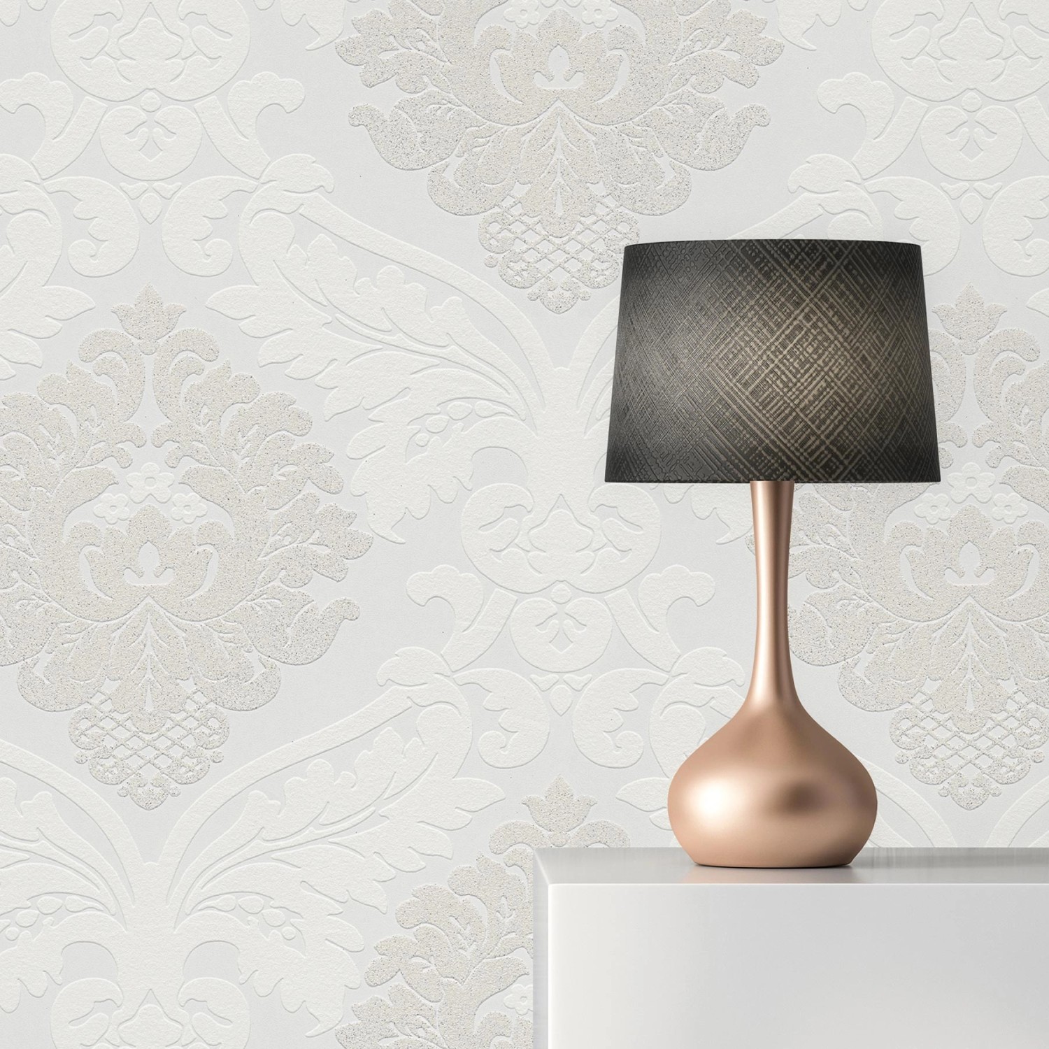 Beige-weiße Barock Tapete Gioele mit Ornamenten, Vliestapete im Wohnraum.