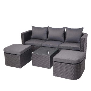 Anthrazitfarbenes 4-teiliges Lounge-Set mit dunklen Kissen, bestehend aus Sofa, Tisch und Hockern.