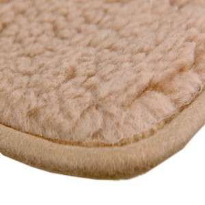 Detailaufnahme: Bestlivings Sesselschoner Lammflor, dunkelbraun gemustert. Weiche Textur.