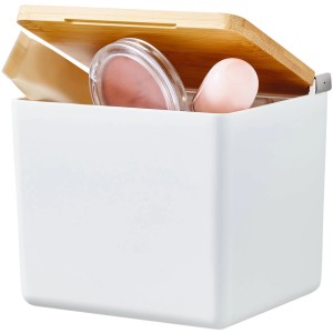 Weiße Tesa Baboo Aufbewahrungsbox Small mit Bambusdeckel, gefüllt mit Kosmetikartikeln.
