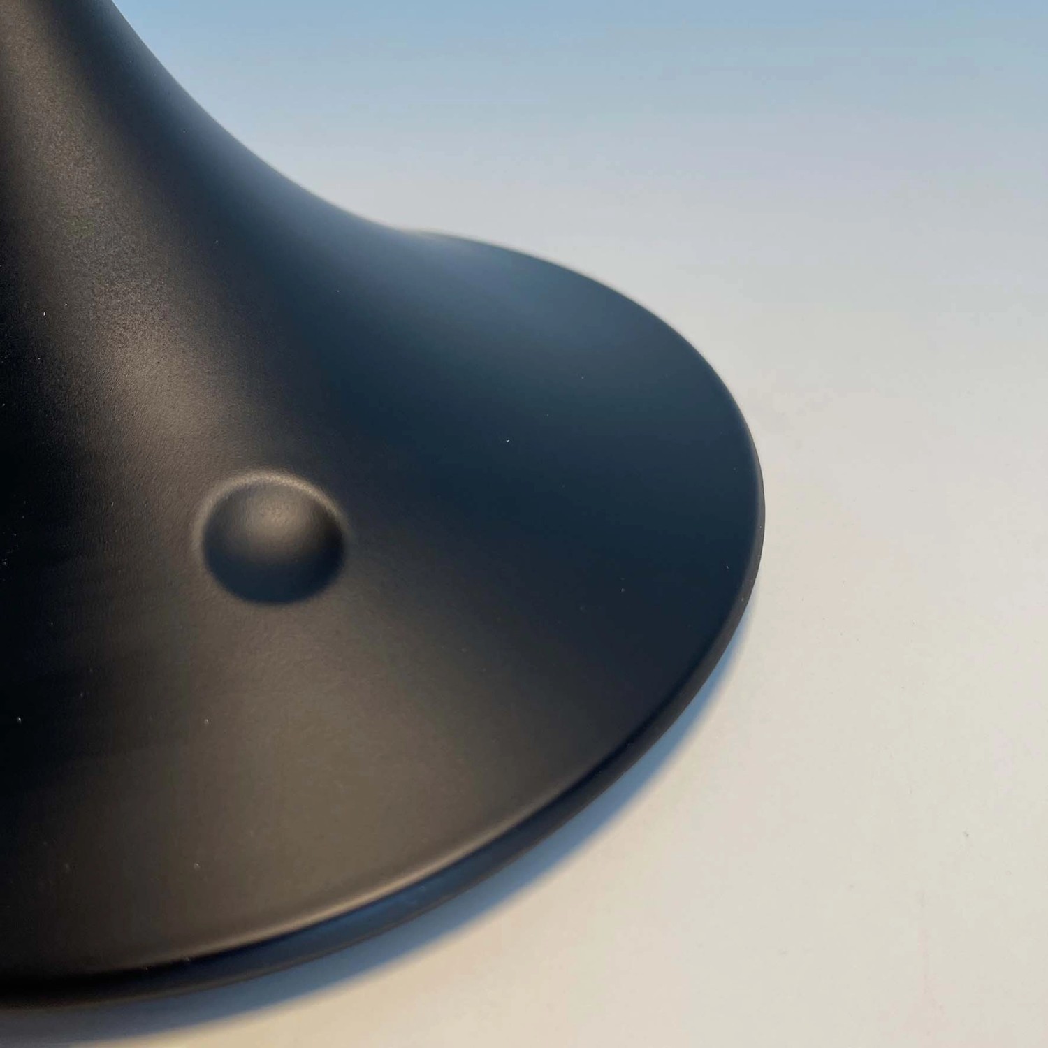 Detailaufnahme: Schwarzer Fuß der Fischer & Honsel LED Tischleuchte Nil.