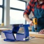 Blauer Wiltec Parallelschraubstock mit 125mm Klemmbacken auf Holzwerkbank. Handwerker bohrt Holz im Hintergrund.