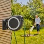 Gardena Wand-Schlauchbox Roll Up L mit 30m Schlauch im Einsatz zur Gartenbewässerung.