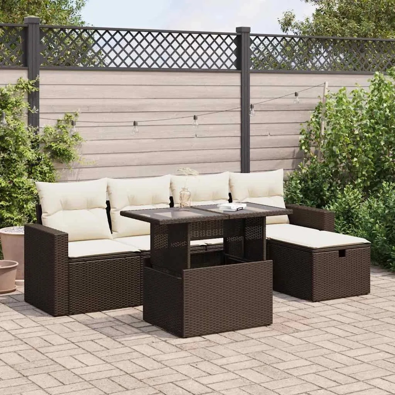 Braune 6-tlg. vidaXL Garten-Sofagarnitur aus Rattan mit Tisch, Hockern und cremefarbenen Kissen.