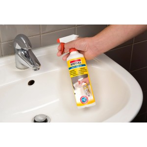 Soudal Glättmittel 500ml Sprühflasche in Anwendung am Waschbecken.
